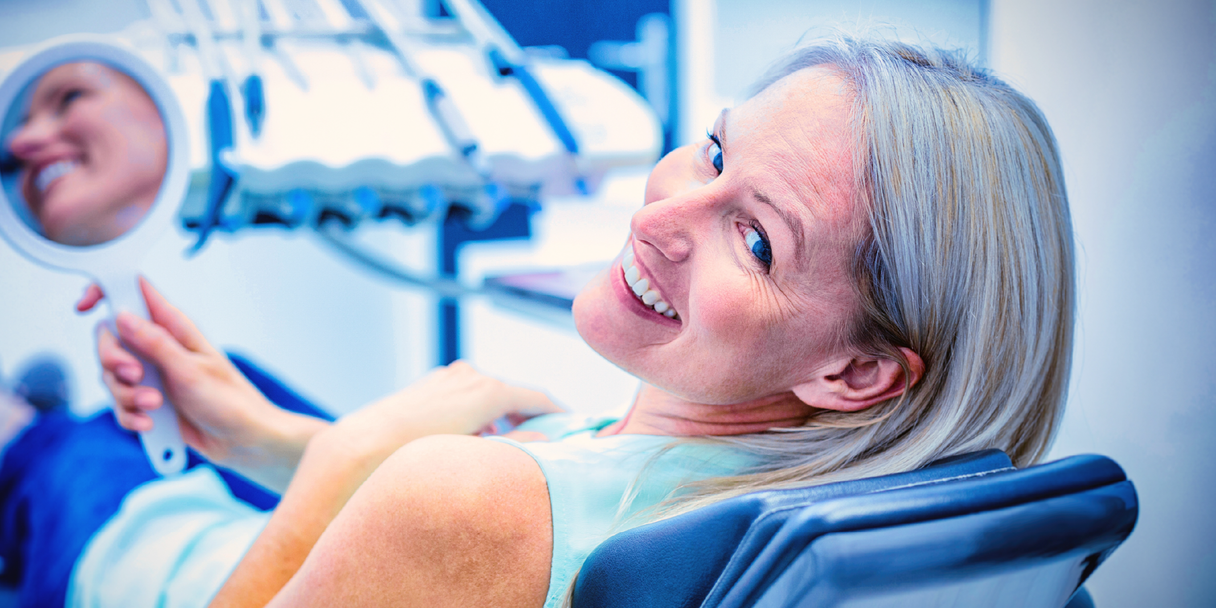 Imagem de uma mulher com um lindo sorriso após realizar um implante dentário.