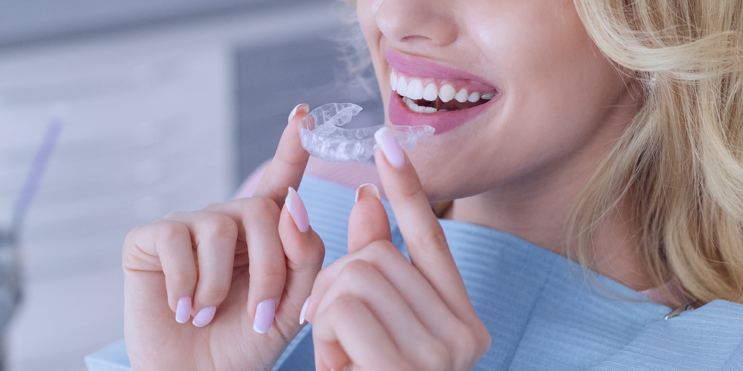 Imagem de uma mulher feliz por estar corrigindo a posição dos seus dentes com um moderno aparelho.