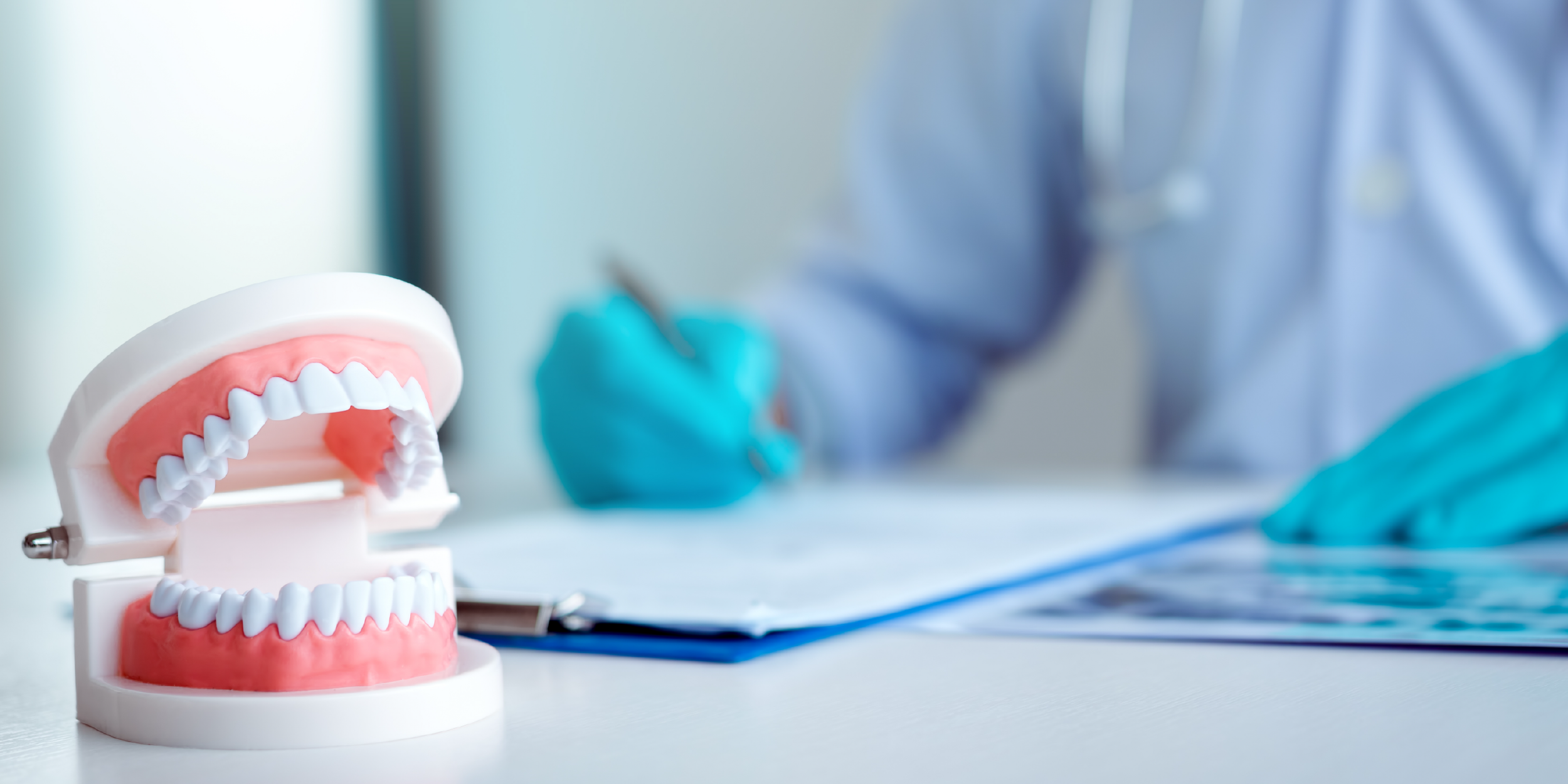 Imagem ilustrativa de um dentista realizando uma avaliação odontológica inicial em sua clínica