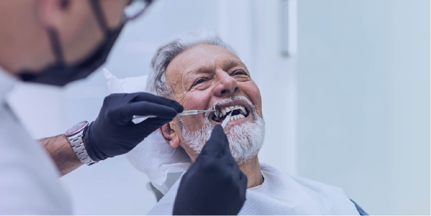 Imagem de uma pessoa iniciando o tratamento de implantodontia em um consultório odontologico.